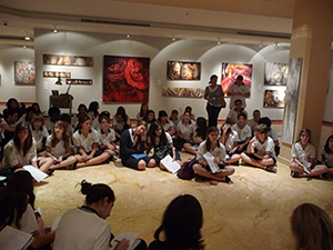Exposition 'Regards sur les Emirats', visite de lycéens, 2011